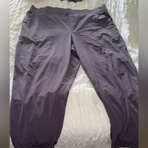Athleta Brooklyn tapered pant size 22 in pretty purple.